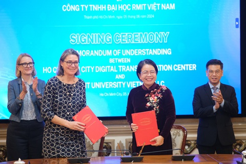 TP.HCM hợp tác với Đại học RMIT về chuyển đổi số- Ảnh 1. Bà Võ Thị Trung Trinh (giám đốc Trung tâm Chuyển đổi số TP.HCM) ký kết bản ghi nhớ về lĩnh vực chuyển đổi số với bà Saskia Loer Hanse (phó chủ tịch hợp tác quốc tế, tổng giám đốc Đại học RMIT Việt Nam) dưới sự chứng kiến của ông Nguyễn Văn Dũng (phó chủ tịch UBND TP.HCM) - Ảnh: NGỌC PHƯỢNG