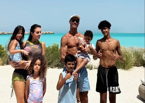 Ronaldo khoe cơ bắp cuồn cuộn khi đi 'chữa lành' trước Euro 2024- Ảnh 1. Cristiano Ronaldo chia sẻ ảnh đi nghỉ dưỡng cùng gia đình - Ảnh: Instagram