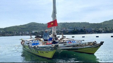 Hải trình dông bão của ông lão người Mỹ đi thuyền buồm từ Philippines sang Việt Nam- Ảnh 2. Chiếc thuyền buồm này đã đưa ông Quinn Richard Anthony từ Philippines sang Thái Lan rồi đến Việt Nam - Ảnh: VĂN TÁNH
