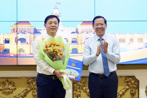 Giám đốc Kho bạc Nhà nước TP.HCM làm giám đốc Sở Tài chính- Ảnh 1. Chủ tịch UBND TP.HCM Phan Văn Mãi đã trao quyết định cho ông Nguyễn Hoàng Hải - Ảnh: HỮU HẠNH