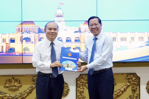 Bổ nhiệm ông Trần Văn Bảy làm chánh Thanh tra TP.HCM- Ảnh 1. Chủ tịch UBND TP.HCM Phan Văn Mãi trao quyết định cho ông Trần Văn Bảy - Ảnh: HỮU HẠNH