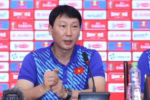 HLV Kim Sang Sik tin tưởng đội tuyển Việt Nam sẽ có kết quả tốt trước Phlippines để làm quà tặng người hâm mộ nước nhà - Ảnh: MINH ĐỨC HLV Kim Sang Sik tin tưởng đội tuyển Việt Nam sẽ có kết quả tốt trước Philippines để làm quà tặng người hâm mộ nước nhà - Ảnh: MINH ĐỨC