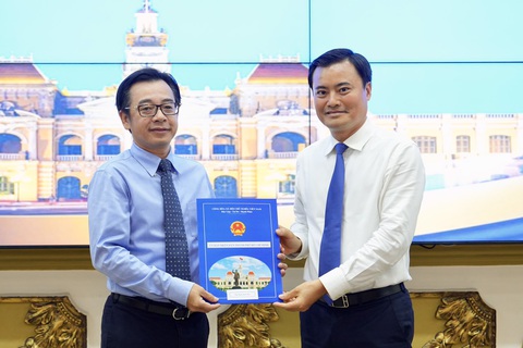 Giám đốc Kho bạc Nhà nước TP.HCM làm giám đốc Sở Tài chính- Ảnh 2. Phó chủ tịch UBND TP.HCM Bùi Xuân Cường trao quyết định cho ông Phạm Minh Mẫn - Ảnh: HỮU HẠNH