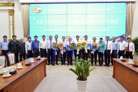 Giám đốc Kho bạc Nhà nước TP.HCM làm giám đốc Sở Tài chính- Ảnh 3. Lãnh đạo UBND TP.HCM và các đơn vị tặng hoa chúc mừng các cán bộ vừa nhận quyết định - Ảnh: HỮU HẠNH