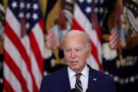 Wall Street Journal thông tin sốc về sức khỏe ông Biden, Nhà Trắng phản pháo- Ảnh 1. Tổng thống Mỹ Joe Biden công bố sắc lệnh về biên giới Mỹ - Mexico tại Nhà Trắng (Washington, Mỹ) ngày 4-6 - Ảnh: REUTERS