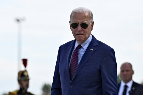 Không nhiều người Anh, Pháp và Đức tin tưởng Mỹ về an ninh- Ảnh 1. Tổng thống Mỹ Joe Biden tới Pháp ngày 5-6 - Ảnh: REUTERS