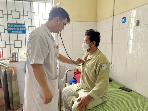 Hy hữu, một người bị đuôi cá đuối đâm thủng phổi- Ảnh 1. Bệnh nhân K. được bác sĩ Bệnh viện Đa khoa tỉnh Quảng Ngãi điều trị - Ảnh: B.V