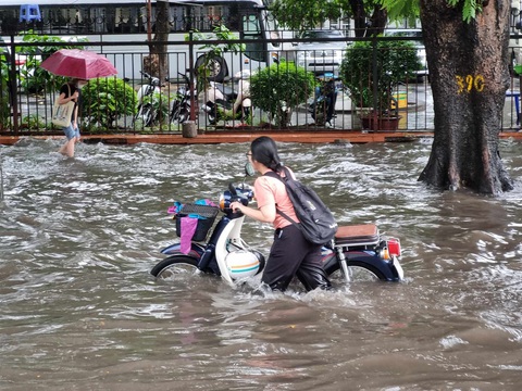 Mưa xuyên đêm, nhiều tuyến phố Hà Nội ngập sâu trong biển nước- Ảnh 6. Tuyến đường Hoàng Quốc Việt (Cầu Giấy) ngập sâu, nhiều xe chết máy - Ảnh: PHẠM TUẤN