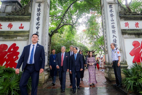 Phó thủ tướng, Ngoại trưởng New Zealand dạo bộ cầu Thê Húc, thưởng thức cà phê Việt Nam- Ảnh 4. Việt Nam và New Zealand thiết lập quan hệ ngoại giao ngày 19-6-1975, thiết lập quan hệ Đối tác toàn diện (9-2009), nâng cấp quan hệ lên Đối tác chiến lược (7-2020). Hai nước duy trì trao đổi đoàn cấp cao và các cấp. Sau đại dịch, hai nước nối lại các chuyến thăm cấp cao, tiêu biểu có cựu Thủ tướng Jacinda Ardern thăm chính thức Việt Nam (11-2022); Chủ tịch Quốc hội (12-2022) và Thủ tướng Chính phủ thăm chính thức New Zealand (3-2024) - Ảnh: NGUYỄN KHÁNH