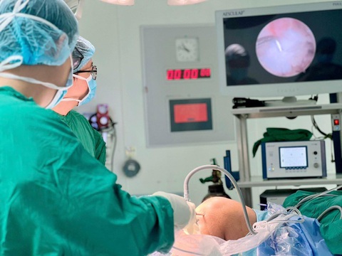 Phẫu thuật nội soi khớp gối ít xâm lấn - Tái tạo dây chằng chéo trước- Ảnh 1. Phẫu thuật nội soi khớp gối ít xâm lấn - Tái tạo dây chằng chéo trước