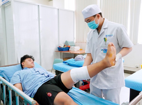 Phẫu thuật nội soi khớp gối ít xâm lấn - Tái tạo dây chằng chéo trước- Ảnh 2. Bệnh nhân được tập phục hồi chức năng sau phẫu thuật nội soi tái tạo dây chằng chéo