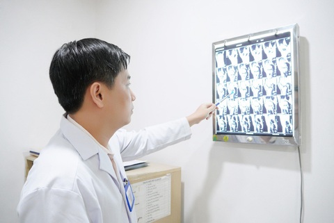 Phẫu thuật nội soi khớp gối ít xâm lấn - Tái tạo dây chằng chéo trước- Ảnh 3. BS CKI Lê Ngọc Quý - trưởng khoa ngoại chấn thương chỉnh hình - Bệnh viện Đồng Nai -2