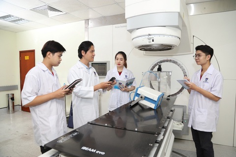 Tỉ lệ sinh viên tốt nghiệp có việc làm là thước đo uy tín đào tạo- Ảnh 1. Sinh viên ngành Kỹ Thuật Y sinh thực tập tại bệnh viện