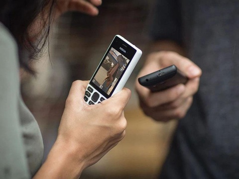 Tắt sóng 2G, cơ hội nào cho người dùng điện thoại ‘cục gạch’?- Ảnh 1. Tắt sóng 2G, cơ hội nào cho người dùng điện thoại ‘cục gạch’?- Ảnh 1.