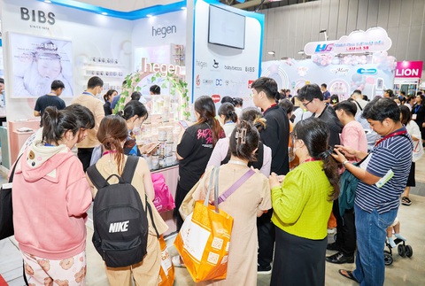 Gian hàng TNCL nhận được nhiều sự quan tâm tại VietBaby Fair 2024- Ảnh 4. Nhiều phụ huynh tin dùng sản phẩm chính hãng do TNCL phân phối