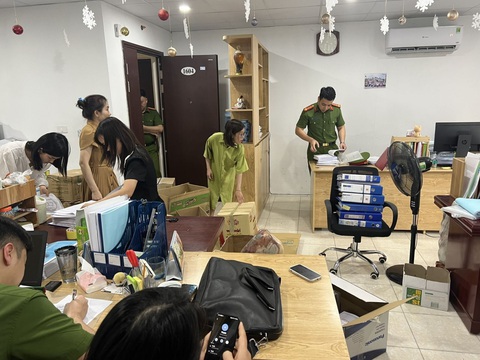 Bị khởi tố vì làm giả đánh giá tác động môi trường- Ảnh 2. Cơ quan công an tiến hành khám xét khẩn cấp nơi ở và nơi làm việc của các trường hợp để thu thập các tài liệu, chứng cứ có liên quan - Ảnh: Công an tỉnh Phú Thọ