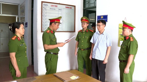 Bị khởi tố vì làm giả đánh giá tác động môi trường- Ảnh 1. Cơ quan điều tra thi hành lệnh giữ người trong trường hợp khẩn cấp đối với Nông Đức Di, phó giám đốc Sở Tài nguyên và Môi trường tỉnh Bắc Kạn - Ảnh: Công an tỉnh Phú Thọ