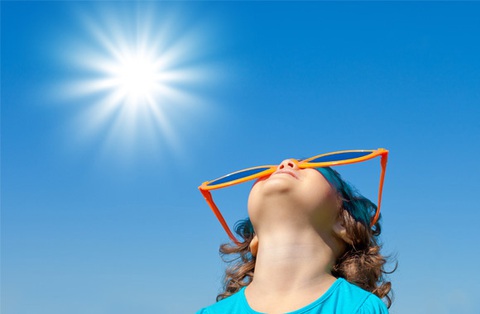 Tắm nắng bổ sung vitamin D, bao lâu là đủ?- Ảnh 1. Nên chọn thời điểm có ánh nắng với cường độ vừa phải để tắm nắng - Ảnh minh họa