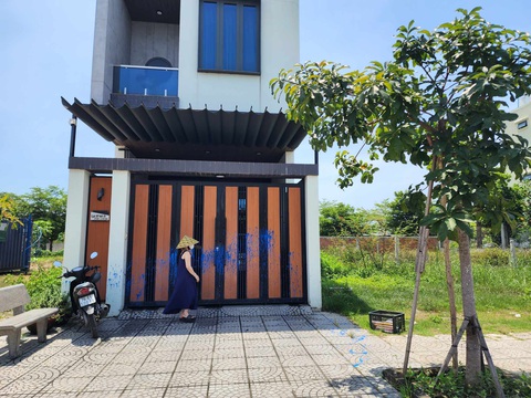 Tạt sơn vào nhà giữa đêm, nghi đòi nợ người trong gia đình- Ảnh 2. Sơn dính đầy từ cổng nhà ra tận vỉa hè và vào phía trong sân - Ảnh: TRẦN MAI