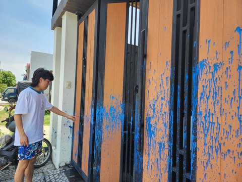 Tạt sơn vào nhà giữa đêm, nghi đòi nợ người trong gia đình- Ảnh 1. Hiện trường vụ việc, cổng nhà anh Hiếu dính đầy sơn - Ảnh: TRẦN MAI
