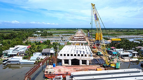 Làm gì để hồi sinh các dòng sông chết?- Ảnh 3. Do thiếu cát nên các nhà thầu chủ yếu thi công cầu và đường công vụ (ảnh chụp tại đoạn đi qua huyện Thới Bình, cuối tuyến cao tốc Cần Thơ - Cà Mau) - Ảnh: THANH HUYỀN