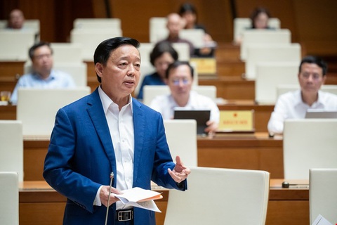 Phó thủ tướng Trần Hồng Hà: Nghiên cứu một nền tảng thương mại điện tử riêng cho Việt Nam- Ảnh 1. Phó thủ tướng Trần Hồng Hà trao đổi về các ý kiến chất vấn của đại biểu - Ảnh: QUOCHOI.VN