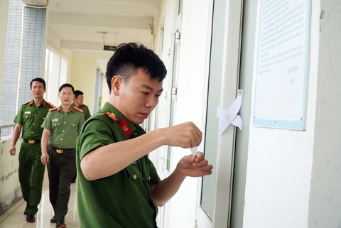 Thi vào lớp 10 TP.HCM: Tránh những sai sót không đáng- Ảnh 2. Lực lượng công an kiểm tra công tác an ninh kỳ thi tuyển sinh lớp 10 năm học 2023-2024 tại huyện Nghi Lộc, Nghệ An - Ảnh: DOÃN HÒA