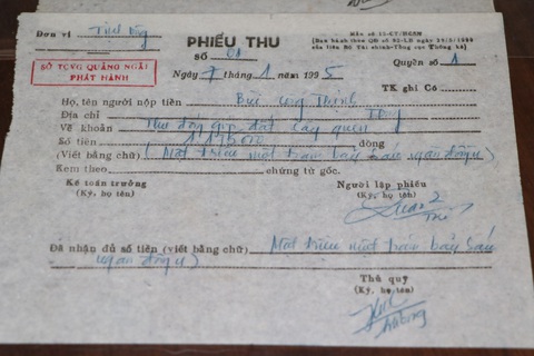 28 hộ dân mua đất của UBND xã, nộp tiền 30 năm không nhận được đất- Ảnh 4. Phiếu thu tiền ông Bùi Công Thịnh nộp năm 1995 vẫn được gia đình giữ - Ảnh: T.M.