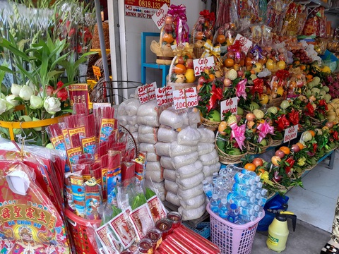 Du khách bị ép mua bó nhang chục cây giá 1 triệu đồng, chính quyền An Giang nói gì?- Ảnh 2. Bảng giá được niêm yết công khai tại các khu du lịch tâm linh ở An Giang - Ảnh: CHÍ HẠNH