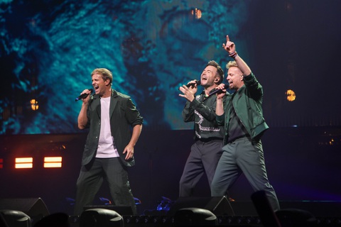 Fan ruột ôm Westlife chặt cứng, Hà Nội ‘bão’ rất to đêm qua- Ảnh 1. Hai đêm diễn tại Hà Nội nằm trong tour diễn toàn cầu của nhóm nhạc Westlife - Ảnh: DANH KHANG