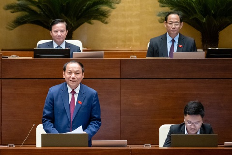 Đại biểu hỏi bộ trưởng: Giải pháp nào để Việt Nam vượt Thái Lan về du lịch?- Ảnh 1. Bộ trưởng Nguyễn Văn Hùng trả lời chất vấn - Ảnh: GIA HÂN