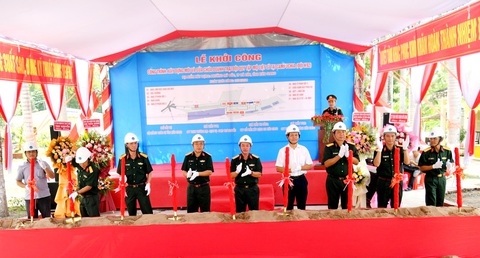 Khởi công xây dựng mới doanh trại đội quy tập mộ liệt sĩ tại Campuchia- Ảnh 1. Bộ chỉ huy quân sự tỉnh Kiên Giang và các đơn vị liên quan thực hiện nghi thức khởi công xây dựng mới và sửa chữa doanh trại Đội quy tập mộ liệt sĩ tại Campuchia - Ảnh: LÊ VŨ