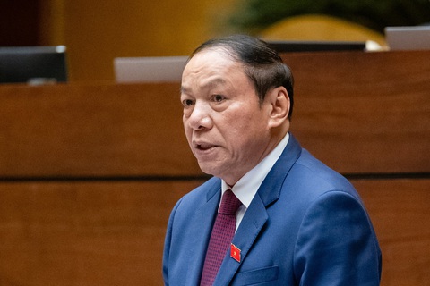 Đại biểu hỏi bộ trưởng: Giải pháp nào để Việt Nam vượt Thái Lan về du lịch?- Ảnh 10. Bộ trưởng Nguyễn Văn Hùng trả lời chất vấn của đại biểu - Ảnh: GIA HÂN