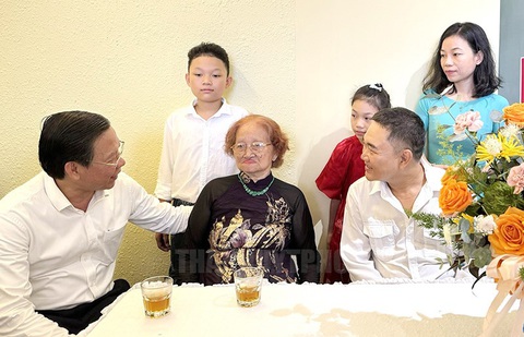 Chủ tịch Phan Văn Mãi thăm, mừng thọ người cao tuổi tiêu biểu tại quận 3- Ảnh 2. Chủ tịch UBND TP Phan Văn Mãi thăm hỏi sức khỏe cụ Võ Chánh Minh - Ảnh: THÀNH ỦY TP.HCM