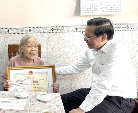 Chủ tịch Phan Văn Mãi thăm, mừng thọ người cao tuổi tiêu biểu tại quận 3- Ảnh 1. Chủ tịch UBND TP Phan Văn Mãi thăm, tặng quà cụ Nguyễn Thị Biểu - Ảnh: THÀNH ỦY TP.HCM