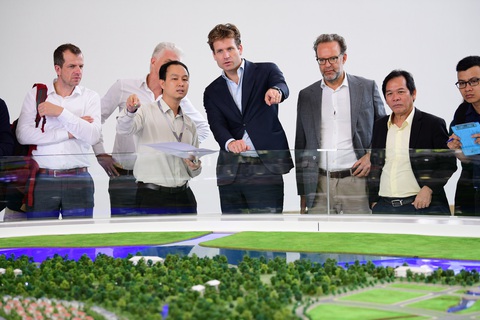 Phó thị trưởng TP Rotterdam đội nón lá thực địa dự án chống ngập tại Thủ Đức- Ảnh 1. Phó thị trưởng Vincent Karremans của TP Rotterdam (Hà Lan) nghe thuyết minh về quy hoạch ở khu đô thị Sala, TP Thủ Đức sáng 6-6 - Ảnh: QUANG ĐỊNH