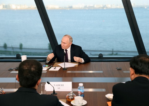 Ông Putin nêu kịch bản Nga buộc phải dùng vũ khí hạt nhân- Ảnh 1. Tổng thống Putin tham gia cuộc gặp với các nhà báo của các hãng thông tấn quốc tế tại trung tâm Lakhta, thành phố Saint Petersburg ngày 5-6 - Ảnh: REUTERS