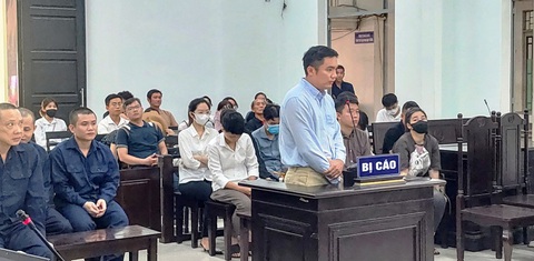 Vụ bảo kê sòng bạc ở Nha Trang: Cựu cán bộ công an thừa nhận tội 'nhận hối lộ'- Ảnh 1. Bị cáo Lường Tiến Quân (cựu cán bộ công an) khai nhận về việc nhận tiền của Nguyễn Minh Hải (bị cáo ngồi ngoài cùng bên trái, chủ sòng bạc tại TP Nha Trang) tại phiên tòa sơ thẩm ngày 6-6 - Ảnh: PHAN SÔNG NGÂN