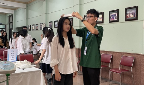 Trường bỏ tiêu chí chiều cao 3/4 ngành khi xét tuyển- Ảnh 1. Thí sinh đo chiều cao khi tham gia buổi phỏng vấn EQ đầu tiên tại Trường Quản trị và Kinh doanh năm 2024 - Ảnh: HSB