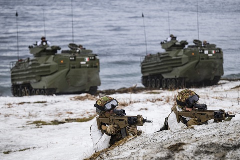 Lực lượng Ý tham gia diễn tập đổ bộ ở Na Uy trong cuộc tập trận Steadfast Defender của NATO vào tháng 3-2024 - Ảnh: AFP Lực lượng Ý tham gia diễn tập đổ bộ ở Na Uy trong cuộc tập trận Steadfast Defender của NATO vào tháng 3-2024 - Ảnh: AFP