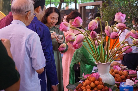 Ăn bánh gio, rượu nếp, hoa quả mùa hè để giết sâu bọ trong ngày Tết Đoan Ngọ ở Hoàng Thành Thăng Long - Ảnh: T.ĐIỂU Ăn bánh gio, rượu nếp, hoa quả mùa hè để giết sâu bọ trong ngày Tết Đoan Ngọ ở Hoàng Thành Thăng Long - Ảnh: T.ĐIỂU