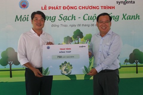 Ông Trần Thanh Vũ - Tổng Giám đốc Công ty TNHH Syngenta Việt Nam trao biểu tượng tặng gần một nghìn cây sao cho Lãnh đạo huyện Tam Nông, tỉnh Đồng Tháp. Ảnh: THU HÀ Ông Trần Thanh Vũ - tổng giám đốc Công ty TNHH Syngenta Việt Nam trao biểu trưng tặng gần một nghìn cây sao cho Lãnh đạo huyện Tam Nông, tỉnh Đồng Tháp - Ảnh: THU HÀ