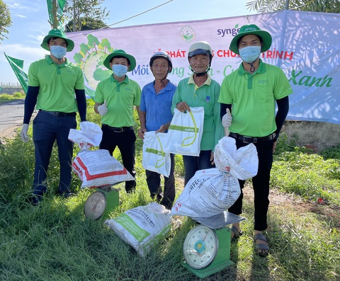 Nông dân mang vỏ bao bì thuốc BVTV đã qua sử dụng đến đổi quà tại Chương trình “Môi trường sạch, Cuộc sống xanh”. Ảnh: THU HÀ Nông dân mang vỏ bao bì thuốc BVTV đã qua sử dụng đến đổi quà tại Chương trình “Môi trường sạch, Cuộc sống xanh”. Ảnh: THU HÀ