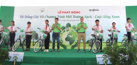 Dịp này, Công ty Syngenta Việt Nam đã tặng 20 xe đạp, tổng trị giá 50 triệu đồng cho học sinh vượt khó học giỏi tại Cần Thơ và Đồng Tháp. Ảnh: THU HÀ Dịp này, Công ty Syngenta Việt Nam đã tặng 20 xe đạp, tổng trị giá 50 triệu đồng cho học sinh vượt khó học giỏi tại Cần Thơ và Đồng Tháp - Ảnh: THU HÀ