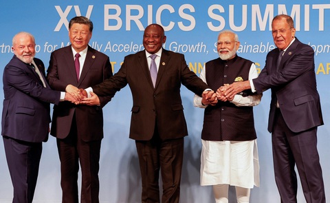 Đại diện các nước BRICS tại hội nghị ở Nam Phi hồi tháng 8-2023 - Ảnh: Reuters Đại diện các nước BRICS tại hội nghị ở Nam Phi hồi tháng 8-2023 - Ảnh: Reuters