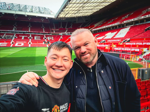 Bị 'cò’ lừa tiền, chàng trai đạp xe từ Mông Cổ đến Anh gặp Rooney- Ảnh 1. Ochirvaani Batbold được gặp Wayne Rooney tại Old Trafford