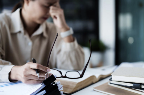 Doanh nghiệp cho 'nghỉ phép 10 ngày nếu đi làm thấy không vui'- Ảnh 2. Thay vì nghỉ phép và tự giải quyết vấn đề tâm lý, hãy gặp bác sĩ hoặc chuyên gia.