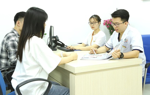 Bác sĩ Nguyễn Thành Trung, trưởng khoa khám bệnh, Bệnh viện Nam học và Hiếm muộn Hà Nội, thăm khám và tư vấn cho bệnh nhân - Ảnh: BVCC Bác sĩ Nguyễn Thành Trung, trưởng khoa khám bệnh, Bệnh viện Nam học và Hiếm muộn Hà Nội, thăm khám và tư vấn cho bệnh nhân - Ảnh: BVCC