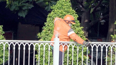 Một người dùng ná bắn cá dưới kênh Nhiêu Lộc - Thị Nghè vào chiều 25-5 - Ảnh: XUÂN ĐOÀN Một người dùng ná bắn cá dưới kênh Nhiêu Lộc - Thị Nghè vào chiều 25-5 - Ảnh: XUÂN ĐOÀN