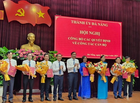 Đà Nẵng thay đổi hàng loạt nhân sự- Ảnh 1. Lãnh đạo TP Đà Nẵng trao các quyết định bổ nhiệm - Ảnh: V.K